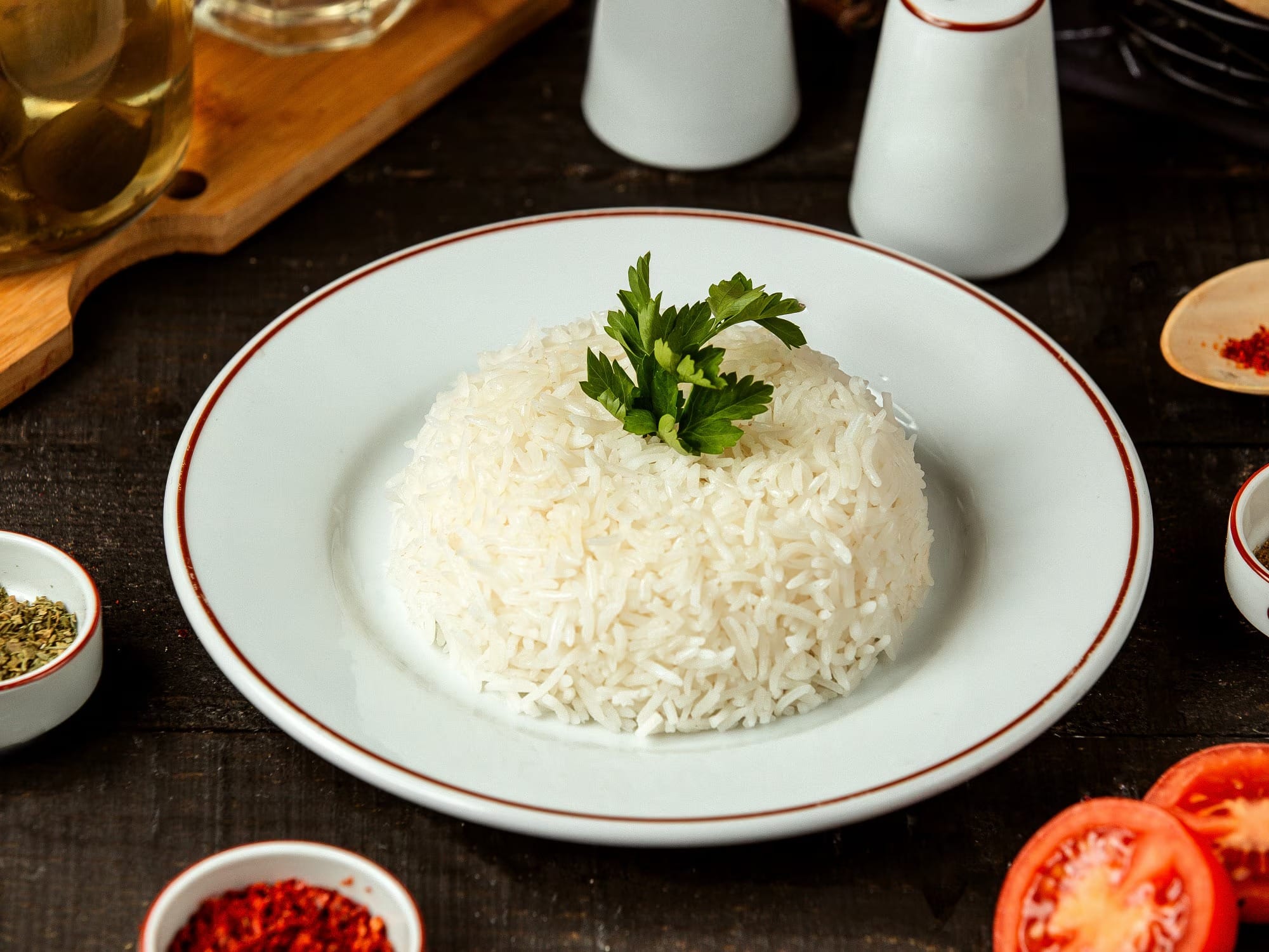 Arroz branco soltinho perfeitamente preparado servido em prato, com grãos separados e textura ideal