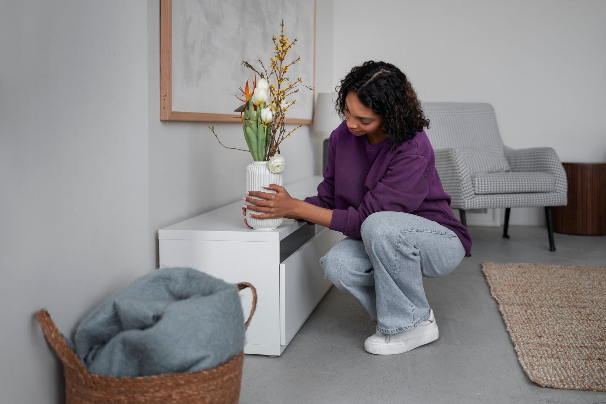 Decoração de sala pequena com móveis brancos, plantas e tons claros para ampliar o espaço