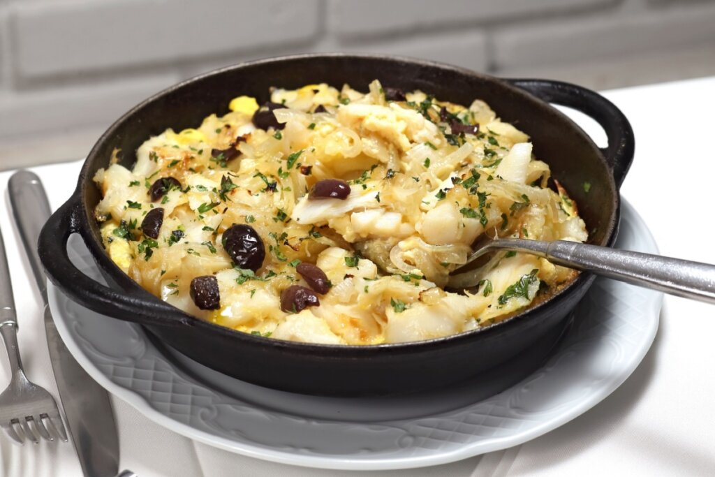 Bacalhau-de-forno-com-batata-ovos-e-azeitonas-1024×683-1 Bacalhau-de-forno-com-batata-ovos-e-azeitonas-1024x683-1