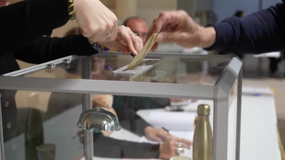 Comecam-as-votacoes-em-Paris-e-Marselha-para-o-segundo-turno-das-eleicoes-para-prefeito Comecam-as-votacoes-em-Paris-e-Marselha-para-o-segundo-turno-das-eleicoes-para-prefeito