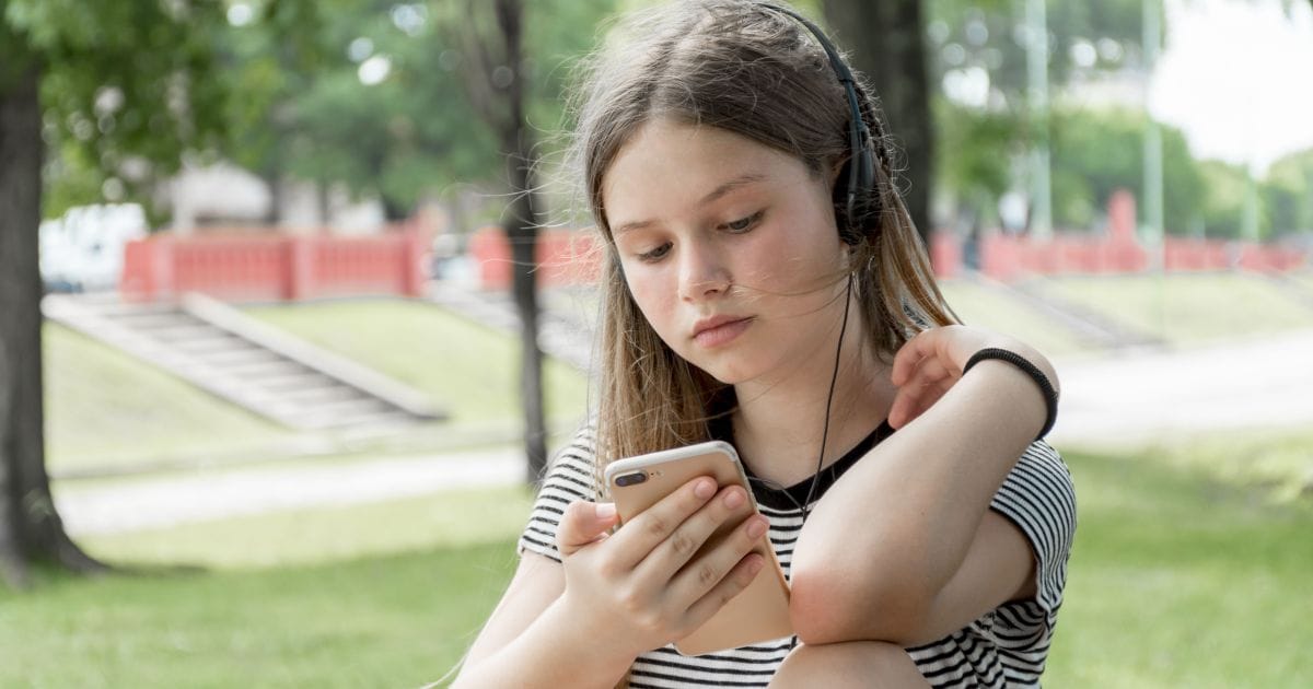 adolescente-usando-celular