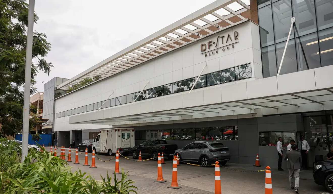 fachada-do-hospital-df-star-rede-d-or-com-veiculos-e-cones-de-sinalizacao-20260313172558