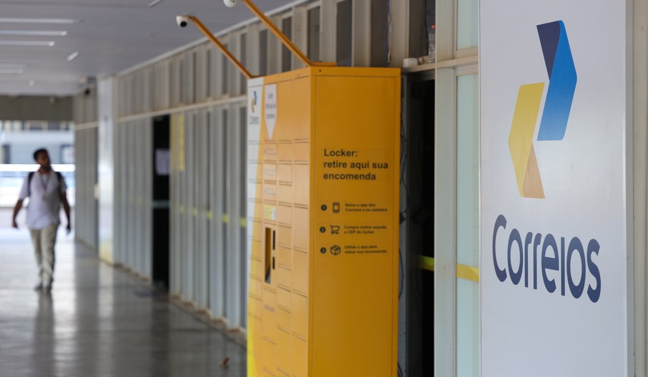 foto-de-um-armario-amarelo-de-encomendas-correios-em-um-corredor-com-uma-pessoa-desfocada-caminhando-20260321184849 foto-de-um-armario-amarelo-de-encomendas-correios-em-um-corredor-com-uma-pessoa-desfocada-caminhando-20260321184849