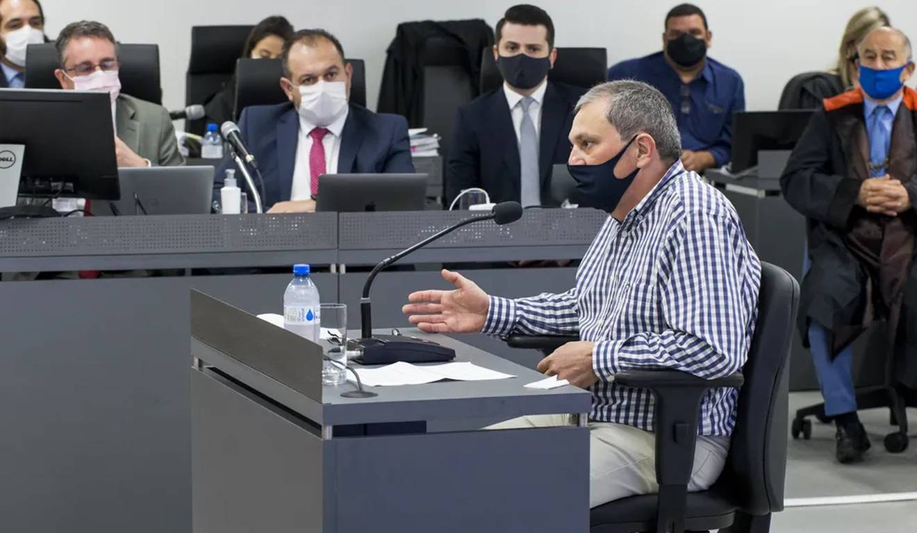 homem-fala-em-tribunal-outros-presentes-usam-mascaras-e-acompanham-20260313192517 homem-fala-em-tribunal-outros-presentes-usam-mascaras-e-acompanham-20260313192517