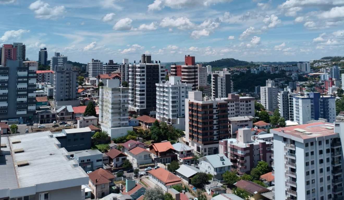vista-aerea-da-cidade-de-bento-goncalves-com-predios-e-ceu-azul-com-nuvens-20260313111609 vista-aerea-da-cidade-de-bento-goncalves-com-predios-e-ceu-azul-com-nuvens-20260313111609