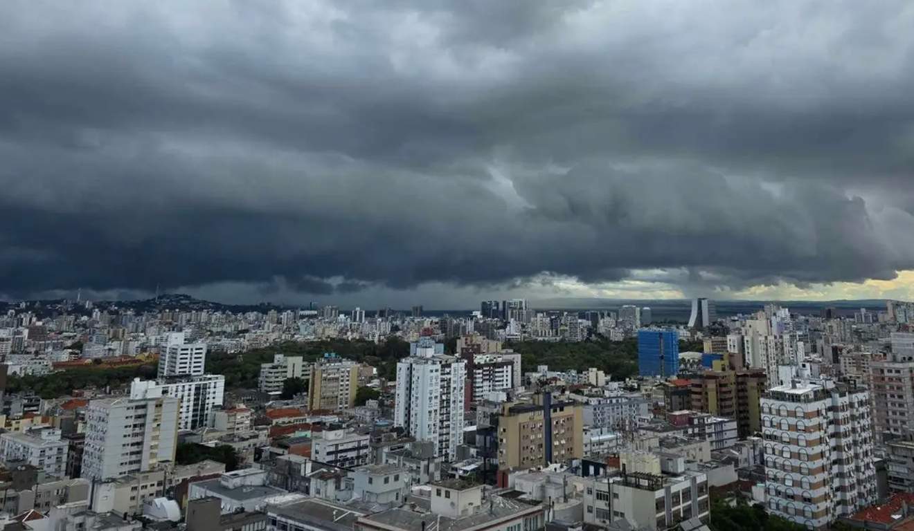 vista-panoramica-de-uma-cidade-com-ceu-nublado-e-tempestuoso-20260321202742