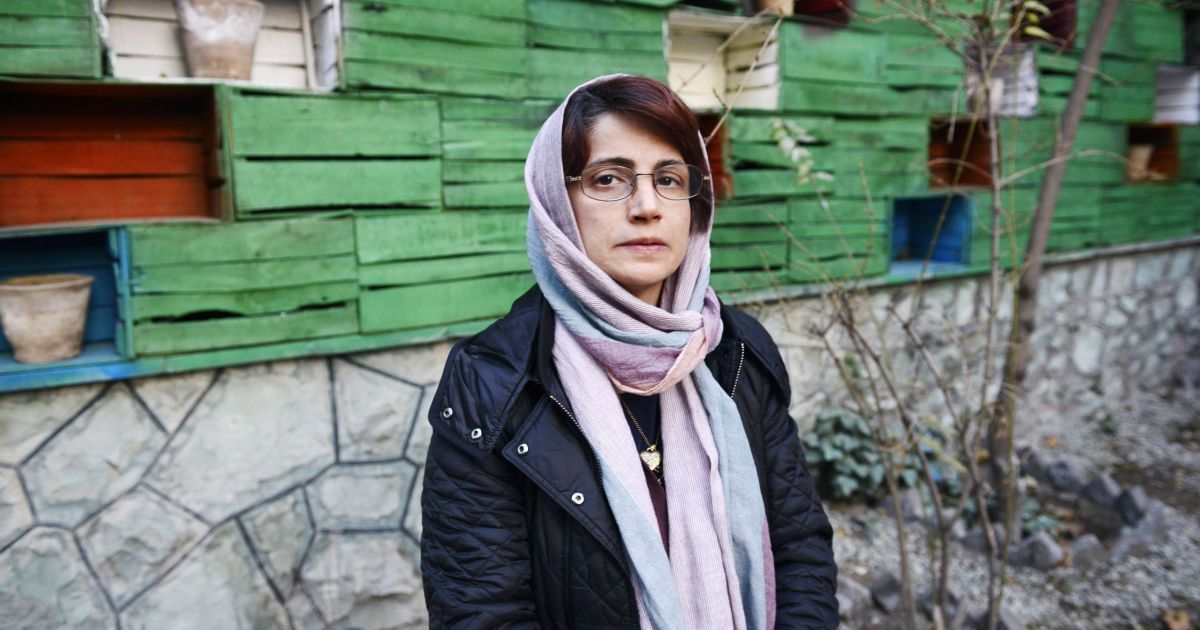 Advogada-de-direitos-humanos-Nasrin-Sotoudeh-fotografada-no-jardim-de-seu-escritorio-em-Teera-em-9-de-dezembro-de-2014.-Kaveh-KazemiGetty-Images