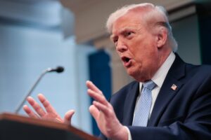 Trump: O presidente afirmou que o objetivo final é restabelecer a circulação plena de embarcações, mas sem a interferência iraniana. (Kent Nishimura/AFP)