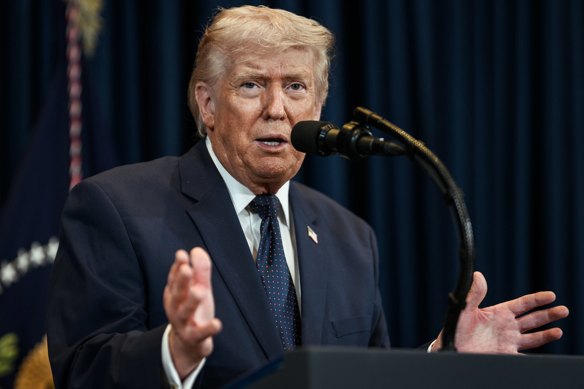 Trump determina bloqueio naval no Estreito de Ormuz após falhas nas negociações com o Irã