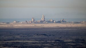Imagem aérea do subúrbio industrial de Yanbu, na Arábia Saudita em 2024 (PATRICK HERTZOG/Getty Images)