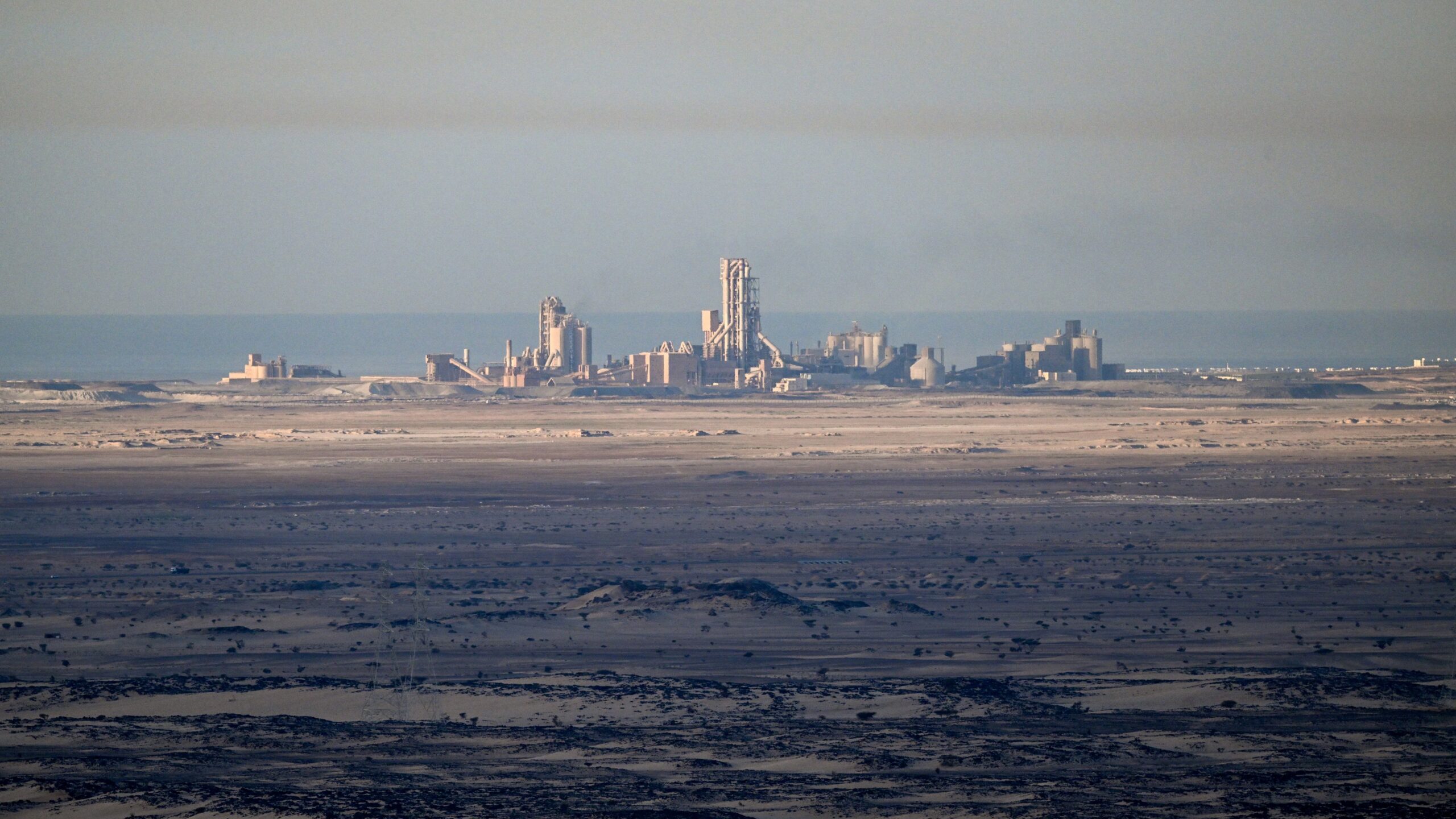Imagem aérea do subúrbio industrial de Yanbu, na Arábia Saudita em 2024 (PATRICK HERTZOG/Getty Images)