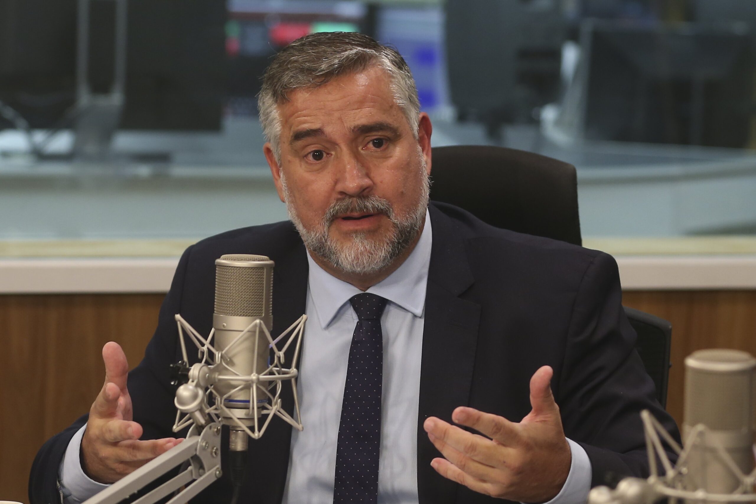 O ministro da Secretaria de Comunicação Social, Paulo Pimenta, é o entrevistado do programa A Voz do Brasil (Valter Campanato/Agência Brasil)