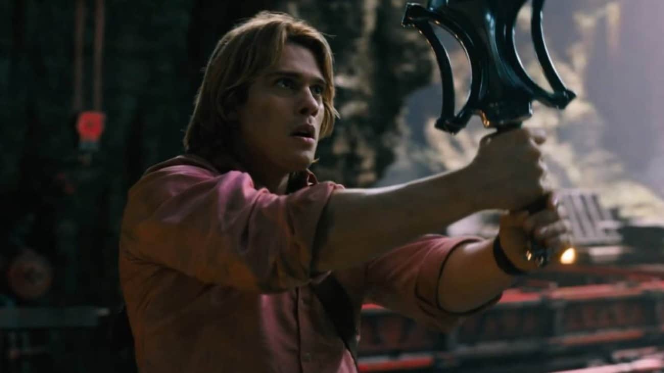 Na trama, após 15 anos separados, Príncipe Adam ( Nicholas Galitzine ) é guiado pela Espada do Poder até o seu lar em Et