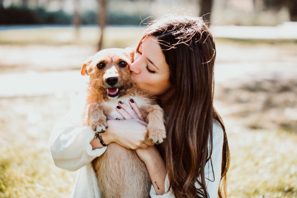 Mulheres à frente da adoção de pets enfrentam desafios crescentes Mulheres à frente da adoção de pets enfrentam desafios crescentes