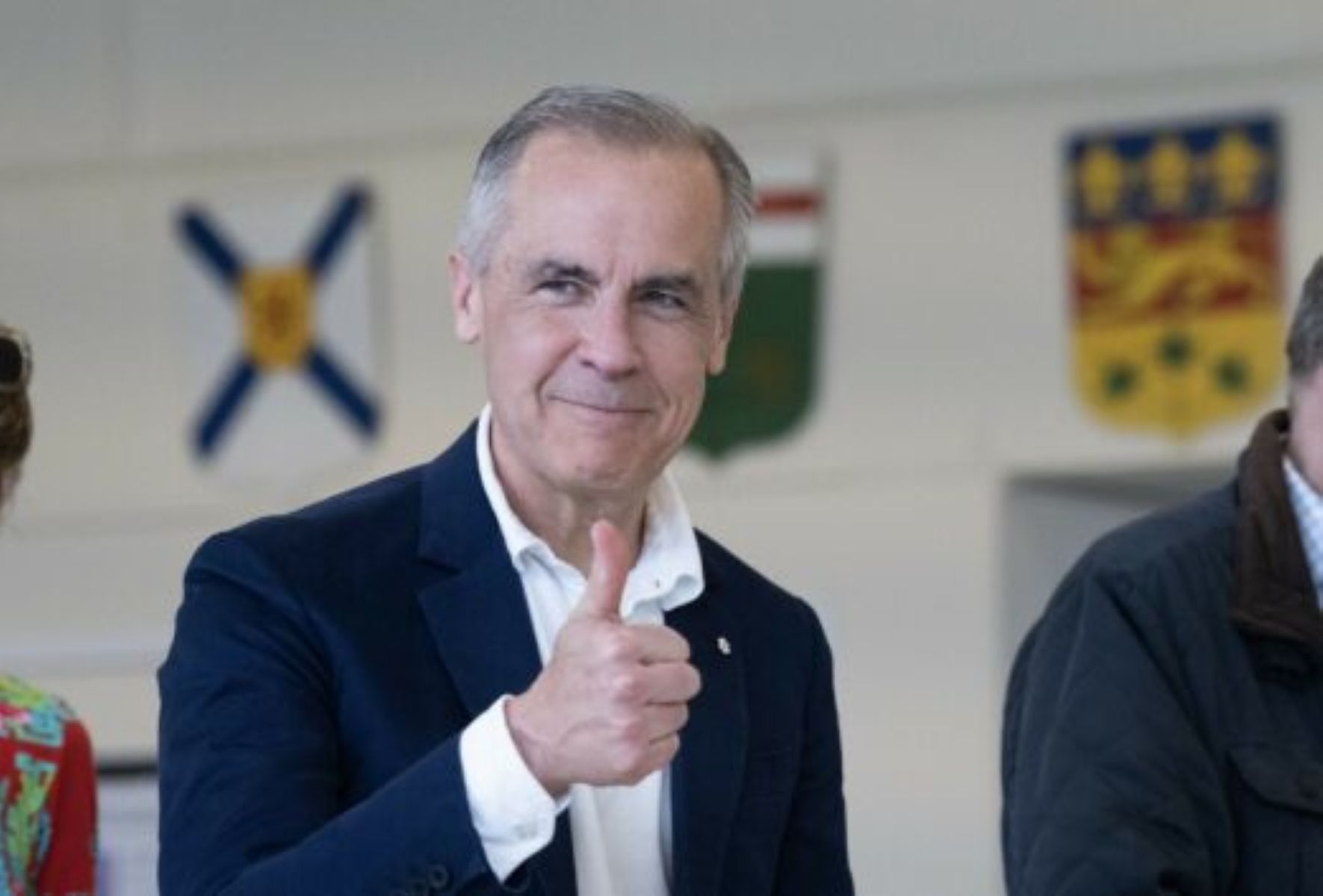 Mark Carney obtém maioria no Parlamento canadense e promete união para um Canadá forte Mark Carney obtém maioria no Parlamento canadense e promete união para um Canadá forte
