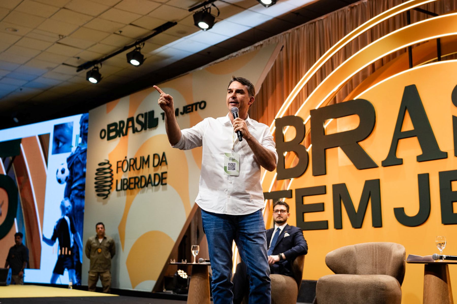 outras sondagens eleitorais. Flávio tem 42% das intenções de voto em um eventual