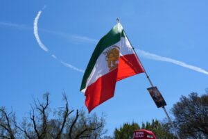 Guerra no Irã: Fundo estima que se conflito se prolongar, a dívida global em risco poderá registrar um aumento adicional de 4 pontos percentuais (KEN CEDENO/AFP)